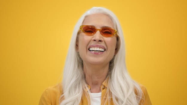 Kobieta nosząca okulary przeciwsłoneczne z pomarańczowymi soczewkami