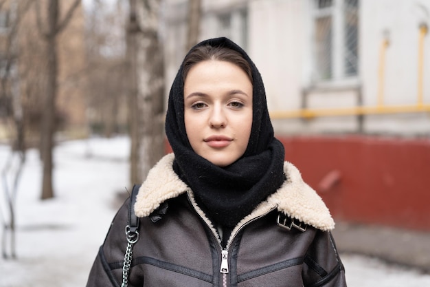 Zdjęcie kobieta nosząca szalik, który mówi, że nosi