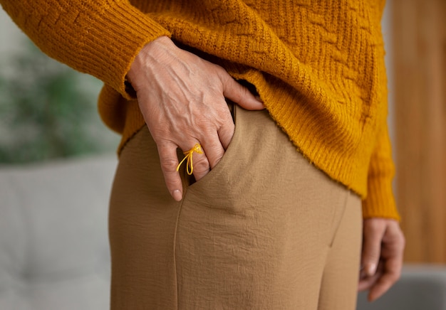 Zdjęcie kobieta nosząca sznurek na palcu dla przypomnienia