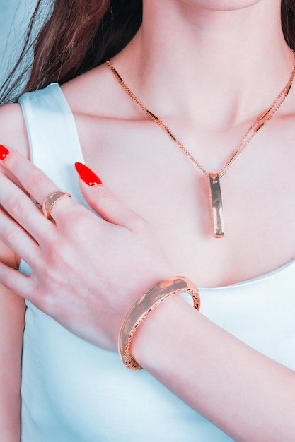 Kobieta nosząca złoty pierścionek ze srebrnym pierścionkiem z napisem „jestem dziewczyną”