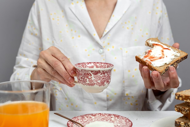 kobieta o śniadanie w piżamie