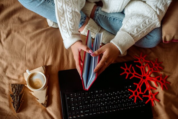 Kobieta O śniadanie Z Filiżanką Kawy Latte W łóżku. Przytulny Weekend.