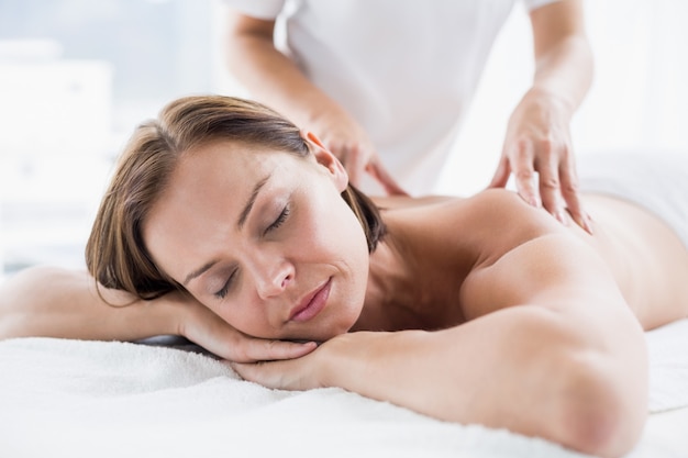 Kobieta odbiera masaż pleców od masażysty