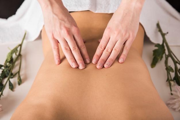 Zdjęcie kobieta odbiera masaż pleców od terapeuty w spa