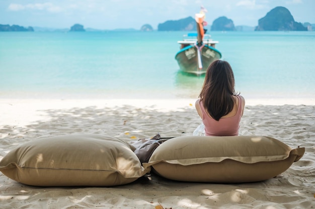Kobieta odpoczynek turystyczny na pięknej plaży Wyspa w letnim miejscu docelowym wanderlust Asia Travel tropikalne wakacje i koncepcja wakacji