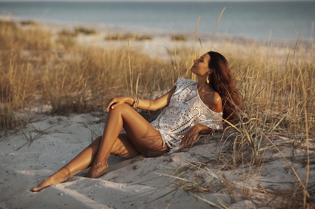 Kobieta Odpoczywa Na Plaży Podczas Wakacji