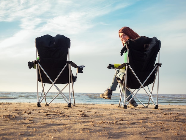 Kobieta odpoczywa na plaży