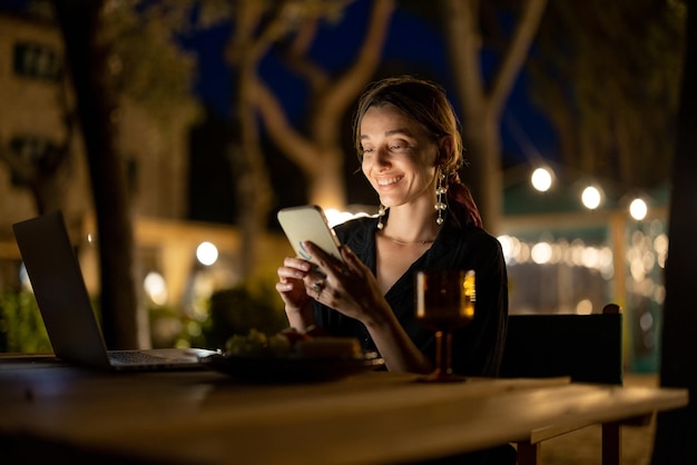 Kobieta odpoczywa z laptopem wieczorem na świeżym powietrzu