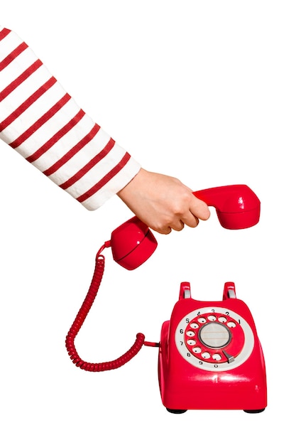 Kobieta odpowiadająca na czerwony telefon w stylu retro