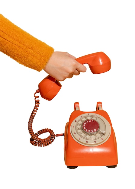 Kobieta odpowiadająca na pomarańczowy element projektowy telefonu retro