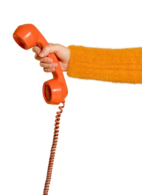 Kobieta odpowiadająca na telefon z przewodem w stylu retro