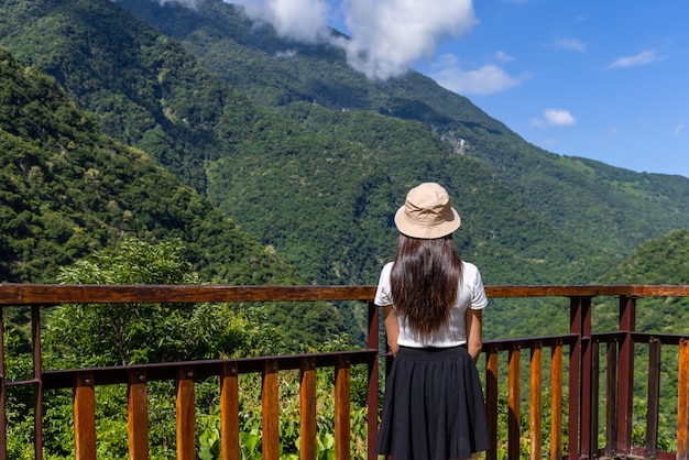 Kobieta odwiedza Park Narodowy Taroko w Hualien na Tajwanie