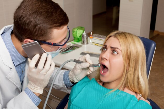 Zdjęcie kobieta odwiedzająca dentystę