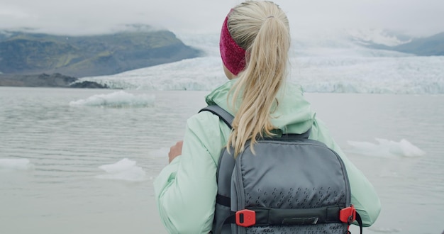 Kobieta odwiedzająca miejsce turystyczne atrakcja Fjallsarlon laguna lodowcowa