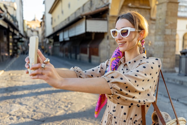 Kobieta Odwiedzająca Słynny Stary Most Zwany Ponte Vecchio We Florencji