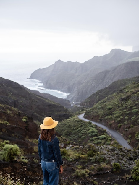 Kobieta ogląda krajobraz gór na wyspie La Gomera