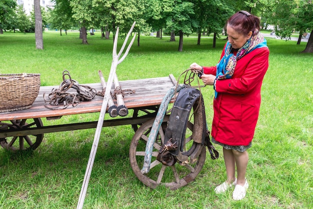 Kobieta Ogląda Starą Uprząż Na Wiejskim Festiwalu