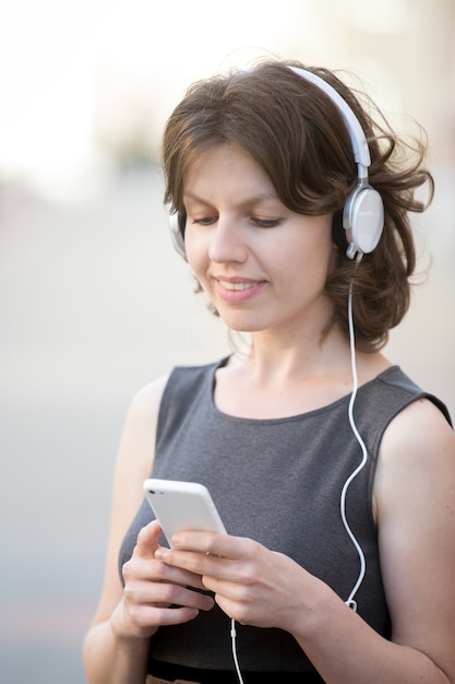 Zdjęcie kobieta oglądania jej telefon