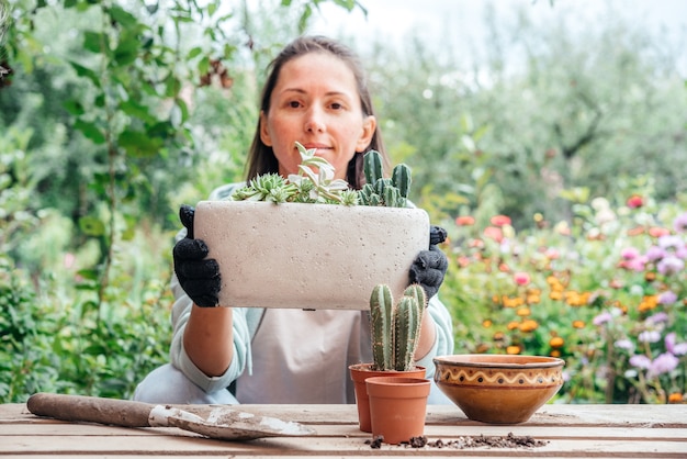 Kobieta Ogrodniczka Przesadzająca Sukulenty I Kaktusy Na Zewnątrz