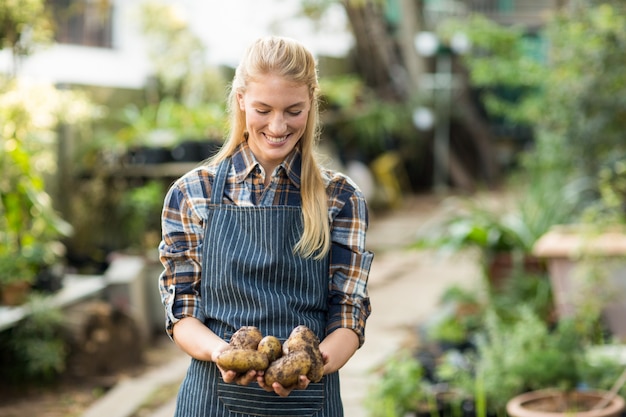 Zdjęcie kobieta ogrodnik gospodarstwa zebranych ziemniaków