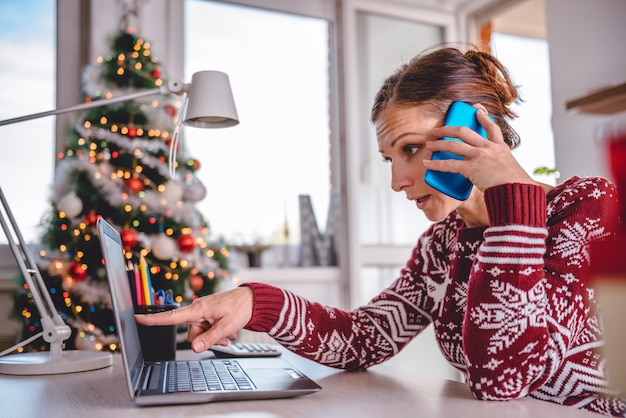 Kobieta Opowiada Na Mądrze Telefonu Biurze W Domu