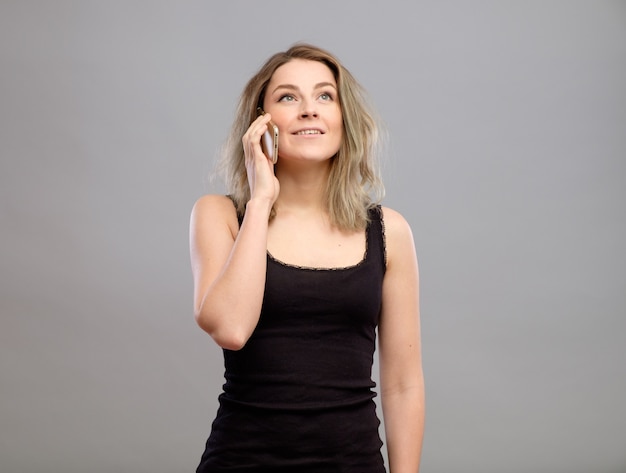 Kobieta opowiada telefon komórkowego odizolowywającego