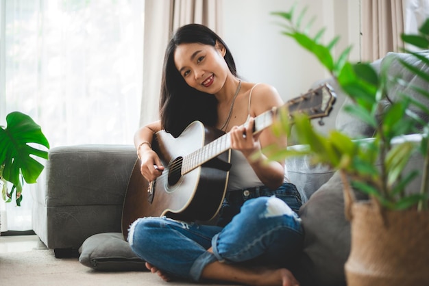 Kobieta Osoba Grająca Na Instrumencie Muzycznym Na Gitarze Akustycznej W Domu, Młody Azjatycki Muzyk Dziewczyna Styl życia