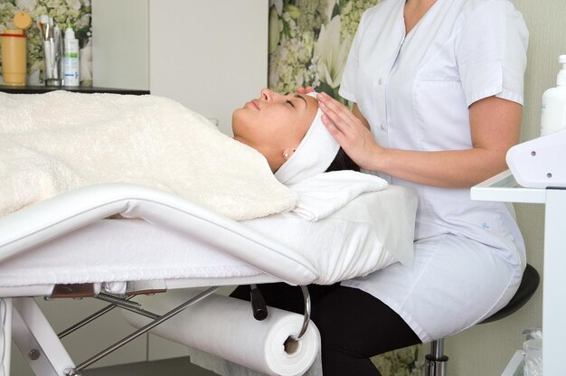 Zdjęcie kobieta otrzymująca masaż od terapeutki w spa