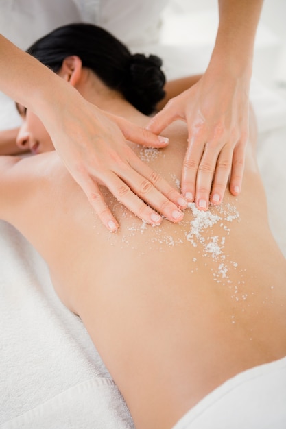 Kobieta otrzymująca masaż peeling soli