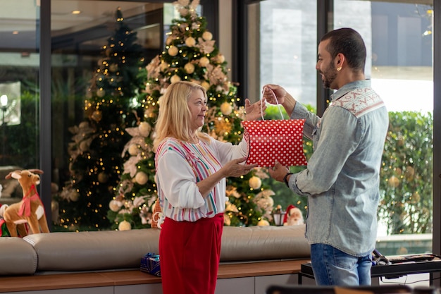 kobieta otrzymująca prezent gwiazdkowy mężczyzna daje kobiecie prezent gwiazdkowy