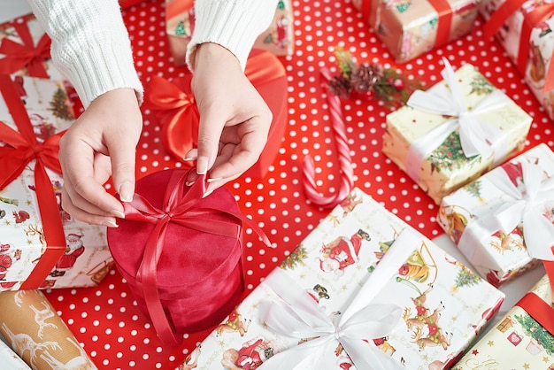 Kobieta pakująca pudełka na prezenty świąteczne