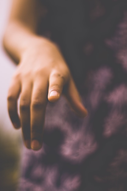 Zdjęcie kobieta palcem wskazującym