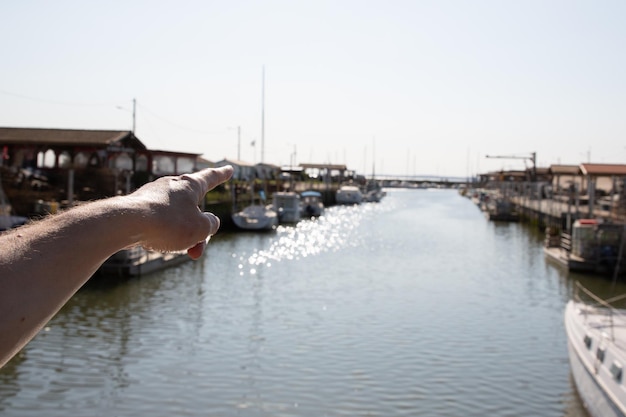 Kobieta palec dłoni wskazujący horyzont w zatoce arcachon w porcie andernos port przypływ