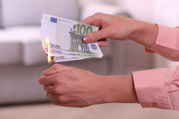 Kobieta pali euro w pokoju