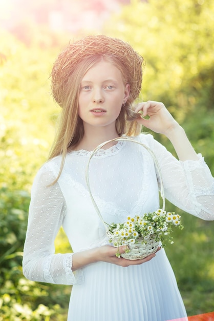 Kobieta panna młoda w białej sukni ślubnej Zmysłowa kobieta w wianku na długich blond włosach Albinos dziewczyna z rumiankowych kwiatów stokrotka piękno naturalne Modelka na słonecznym zewnątrz na wakacjach