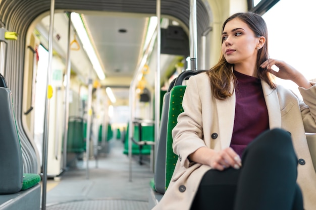 Kobieta Pasażer Siedzi W Transporcie Publicznym