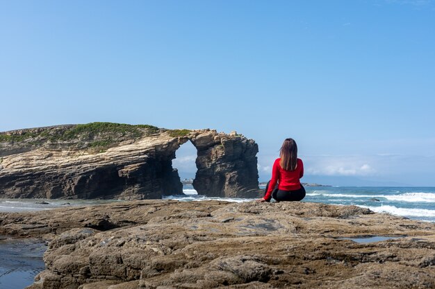 Kobieta Patrząca Na Krajobraz Plaży Katedr W Galicji Hiszpania - Playa De Las Catedrales