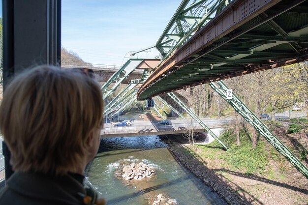 Zdjęcie kobieta patrząca przez okno wuppertaler schwebebahn wuppertal zawieszenie