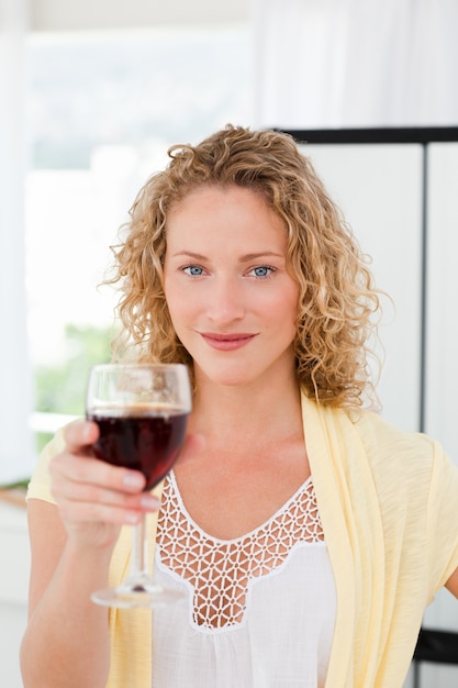 Kobieta patrzeje kamerę z jej napojem wino