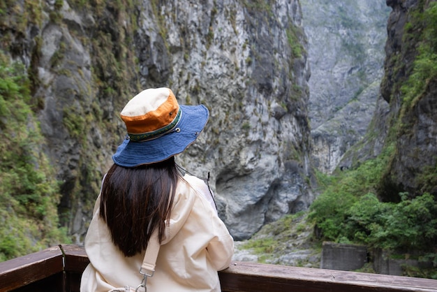 Kobieta patrzy na krajobraz w Hualien taroko Gorge w Hualien Taroko