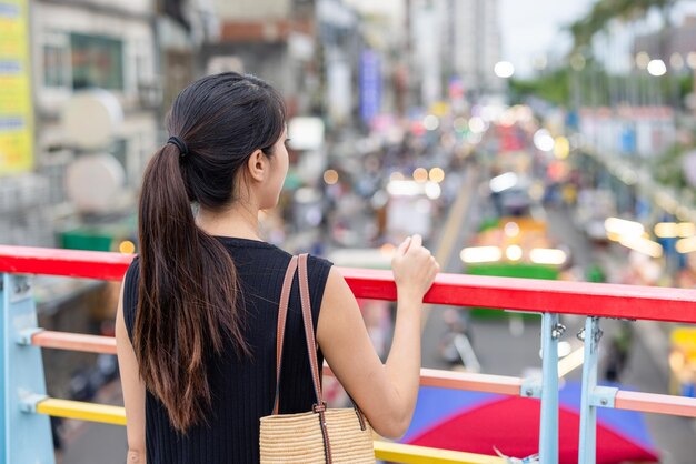 Zdjęcie kobieta patrzy na miasto w taoyuan