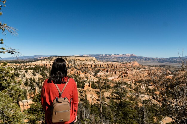 Kobieta patrzy na skały Parku Narodowego Bryce Canyon