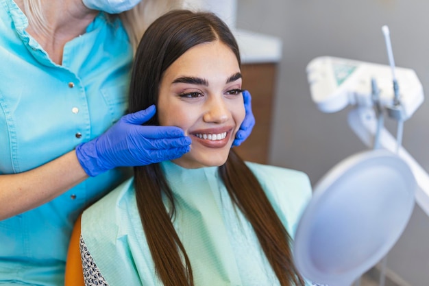 Kobieta patrzy w lustro na krześle dentystycznymPrzeglądała higienę jamy ustnejKobieta u dentystyKobieta w krześle stomatologicznym Leczenie stomatologiczne podczas operacji