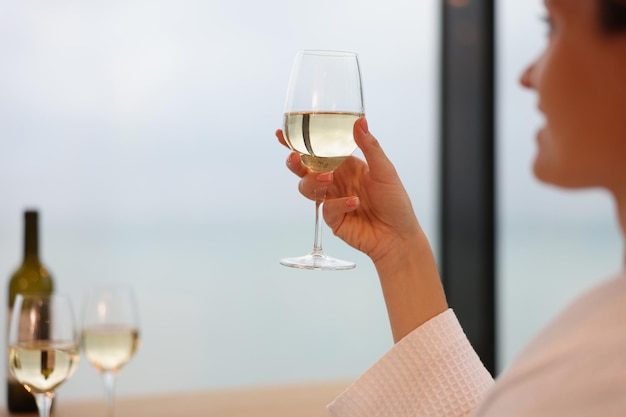 Kobieta pijąca białe wino ze szklanego zbliżenia