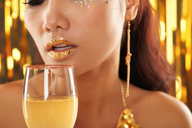 Zdjęcie kobieta pijąca koktajl na imprezie