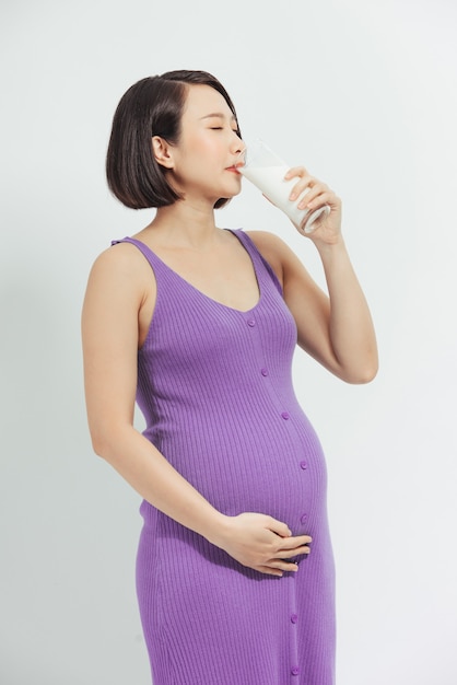 Kobieta pijąca szklankę mleka podczas ciąży