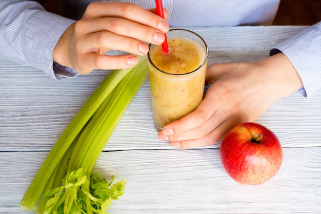 Kobieta Pije Smoothie Jabłka I Seler, Odgórny Widok