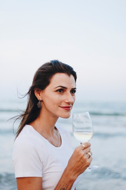 Kobieta Pije Szkło Wino Plażą