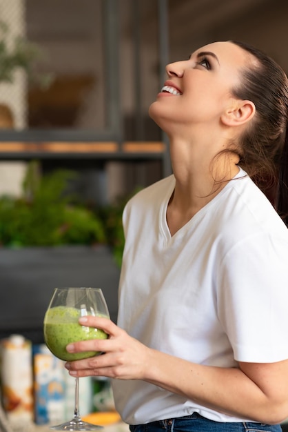 Kobieta Pije Zielony Koktajl Fitness I Dietakoncepcja Zdrowego Stylu życia Koktajle