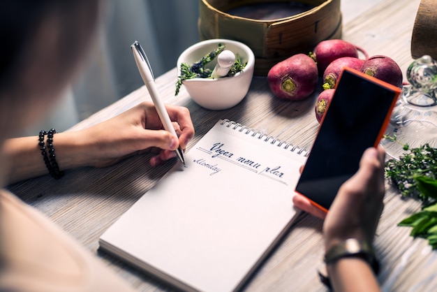 Kobieta Pisze Plan Wegańskiego Menu Na Tydzień